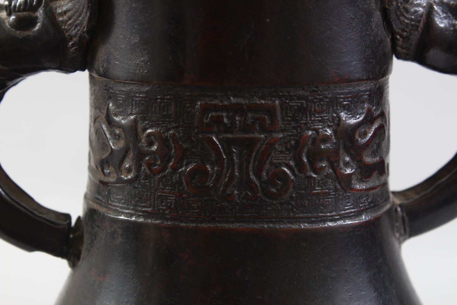 A GOOD 18TH / 19TH CENTURY CHINESE BRONZE TWIN HANDLED VASE, of fluttered ovoid form, dragon head - Image 5 of 7