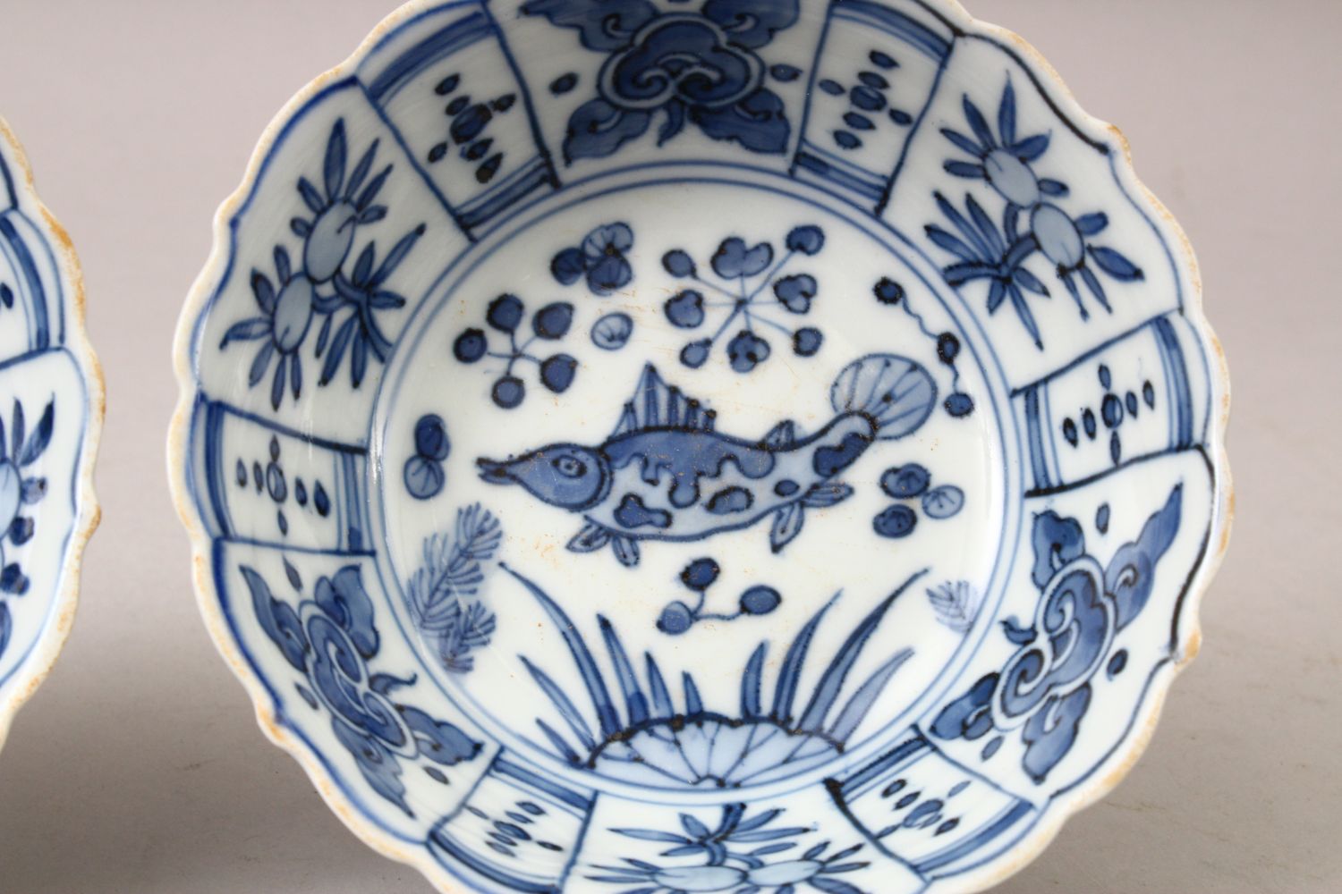 A GOOD PAIR OF CHINESE MING STYLE BLUE & WHITE PORCELAIN BOWLS, decorated with fish & horse, fruit - Image 5 of 6