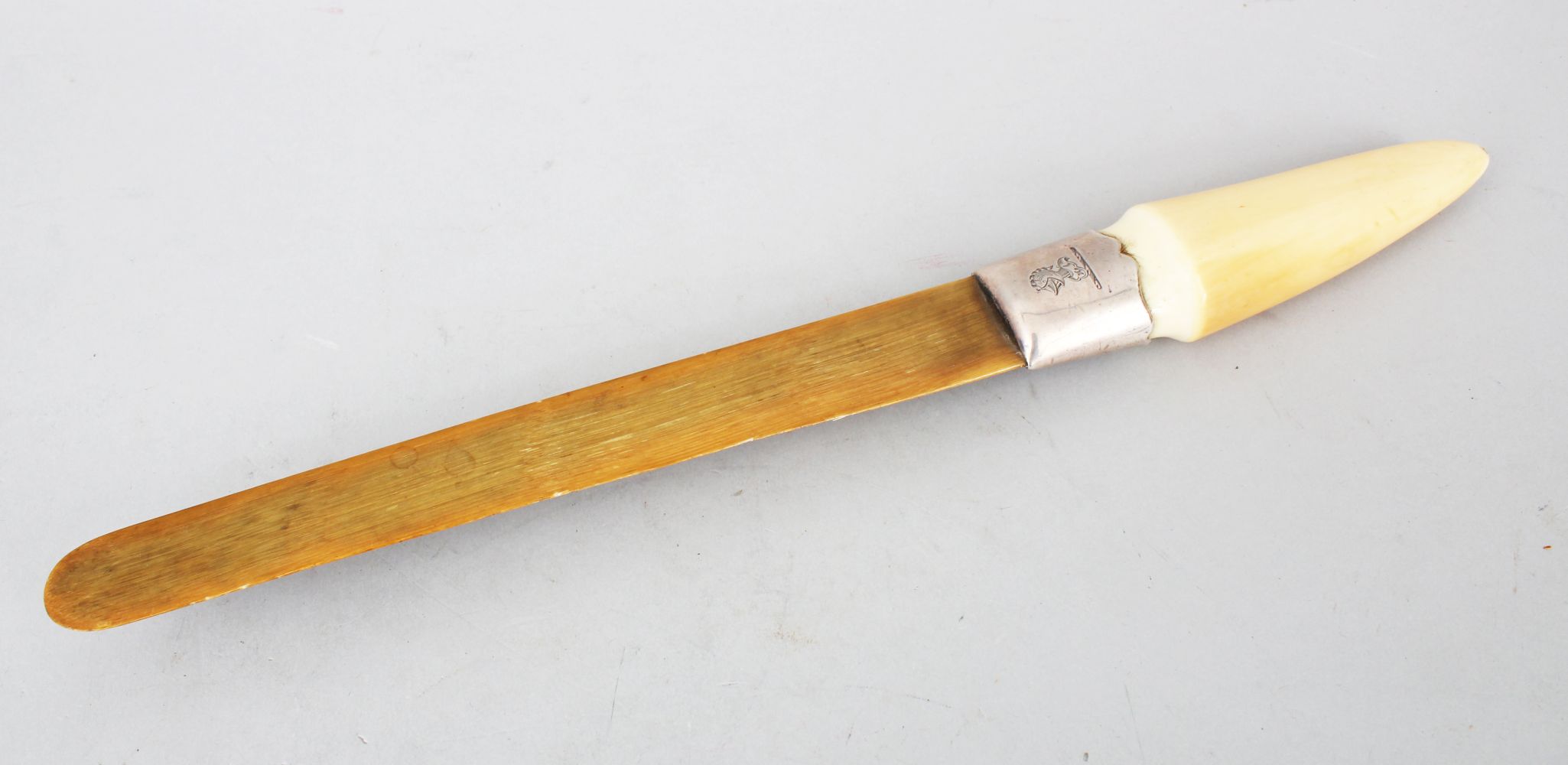 A 19TH CENTURY CHINESE CARVED IVORY & HORN PAGE TURNER, the carved bone handle ith a silver hall