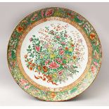 A GOOD 19TH CENTURY CHINESE CANTON FAMILLE ROSE PORCELAIN CHARGER, decorated with a central spray of