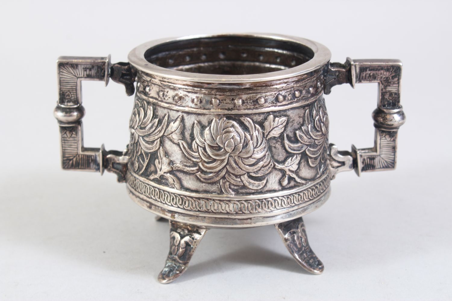 A GOOD 19TH CENTURY CHINESE SOLID SILVER TWIN HANDLED CUP, decorated in archaic style depicting - Image 3 of 7