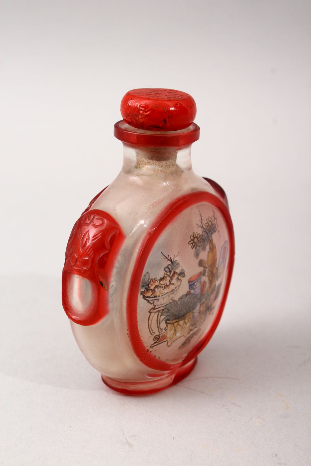A GOOD 19TH / 20TH CENTURY CHINESE REVERSE PAINTED GLASS & OVERLAY SNUFF BOTTLE, the painting - Image 2 of 4