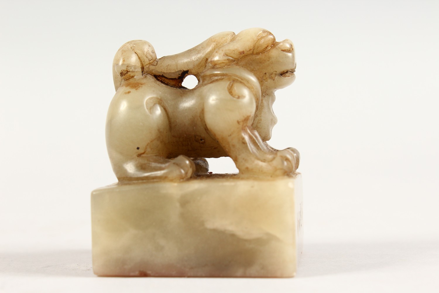 A GOOD 19TH / 20TH CENTURY CHINESE CARVED JADE LION DOG SEAL, the seal carved to depict a seated - Image 5 of 7