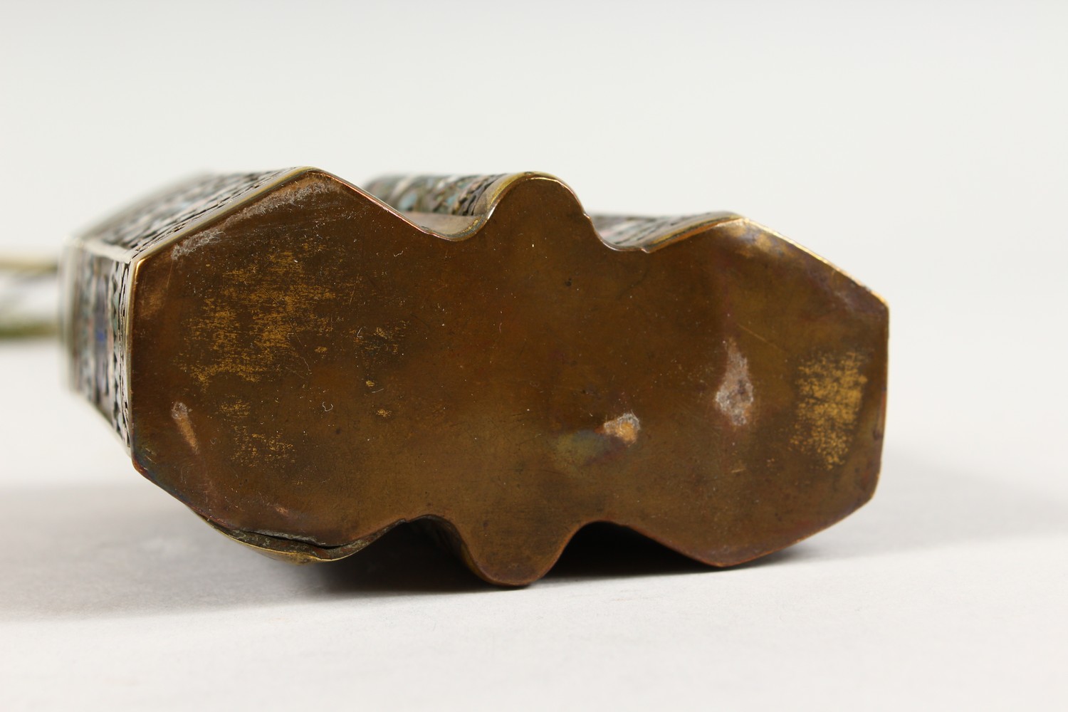 A GOOD 19TH / 20TH CENTURY CHINESE CLOISOINNE SMOKING PIPE, the side with decoration depicting - Image 7 of 9