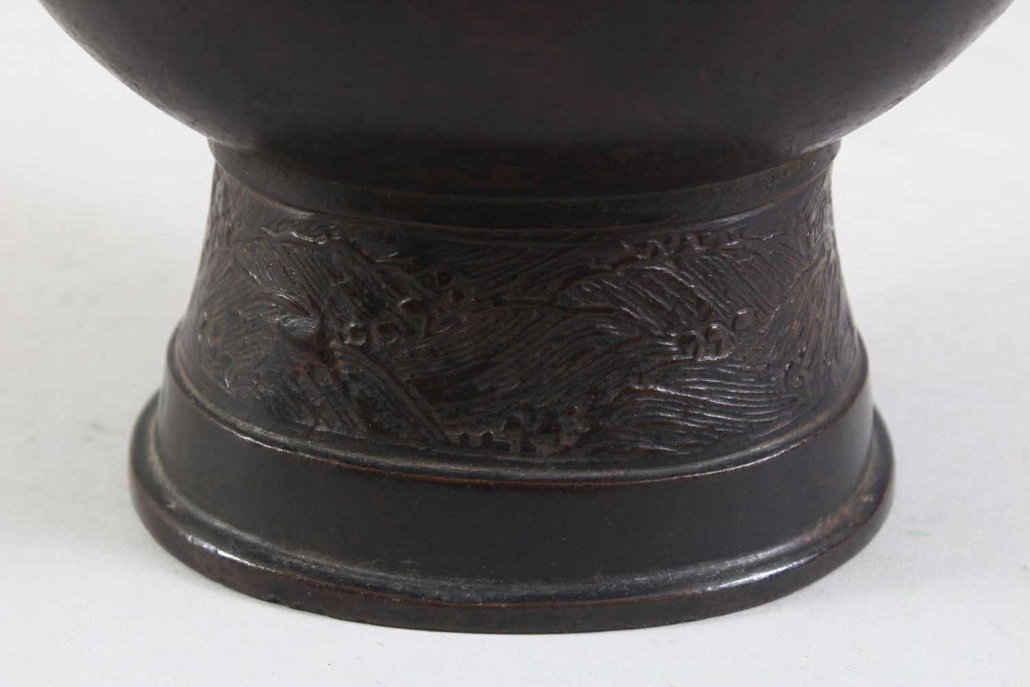 A GOOD 18TH / 19TH CENTURY CHINESE BRONZE TWIN HANDLED VASE, of fluttered ovoid form, dragon head - Image 6 of 7