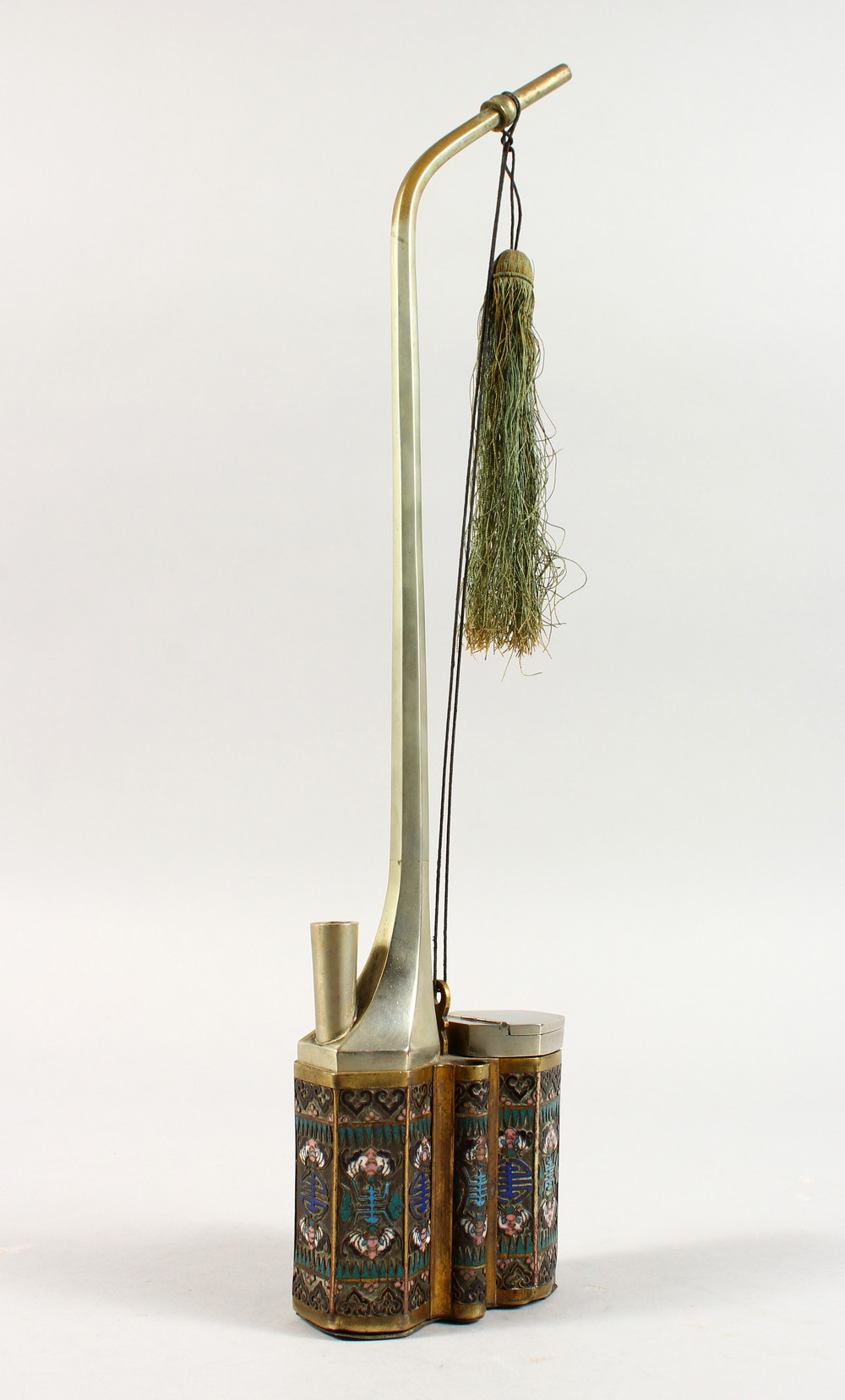 A GOOD 19TH / 20TH CENTURY CHINESE CLOISOINNE SMOKING PIPE, the side with decoration depicting