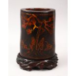 A GOOD 19TH CENTURY CHINESE LACQUER BRUSH POT & STAND, The pot decorated with gold lacquer to depict