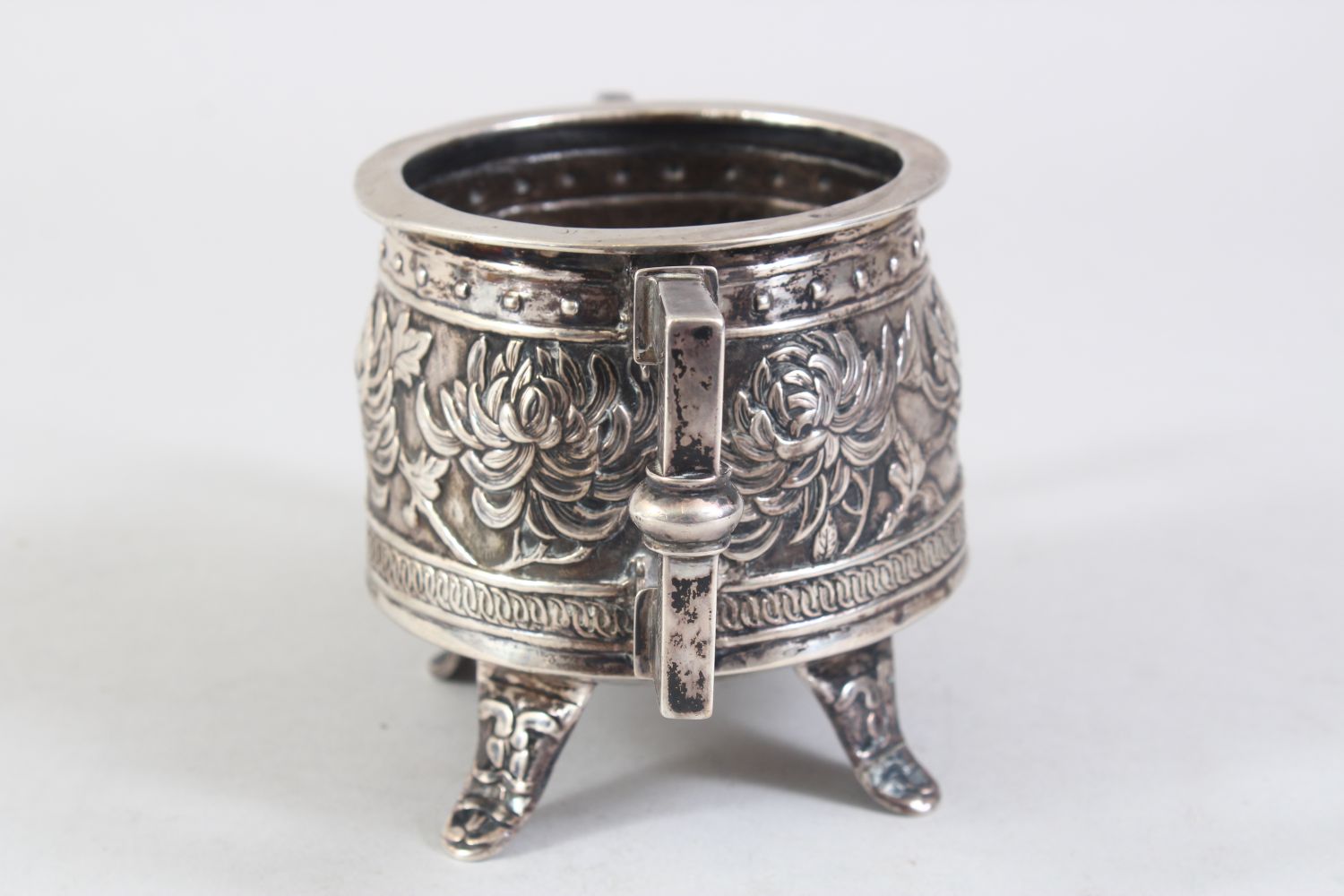 A GOOD 19TH CENTURY CHINESE SOLID SILVER TWIN HANDLED CUP, decorated in archaic style depicting - Image 4 of 7