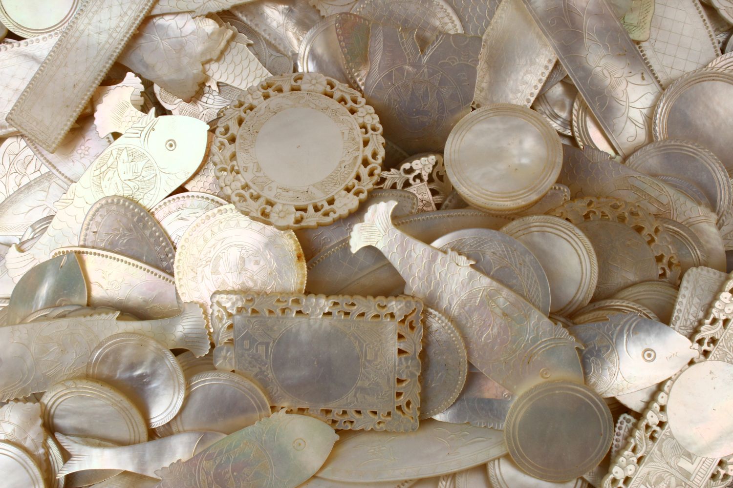 A QUANTITY OF 19TH CENTURY CHINESE CARVED MOTHER OF PEARL GAME COUNTERS, various styles an sizes. - Image 8 of 9