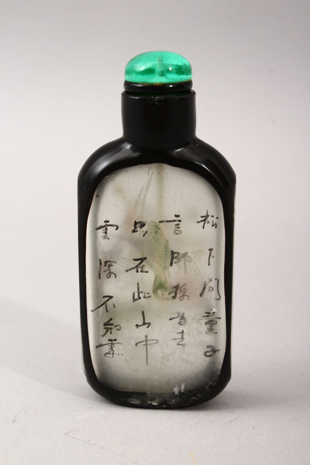 A GOOD 19TH / 20TH CENTURY CHINESE REVERSE PAINTED GLASS & OVERLAY SNUFF BOTTLE, decorated to depict - Image 2 of 3