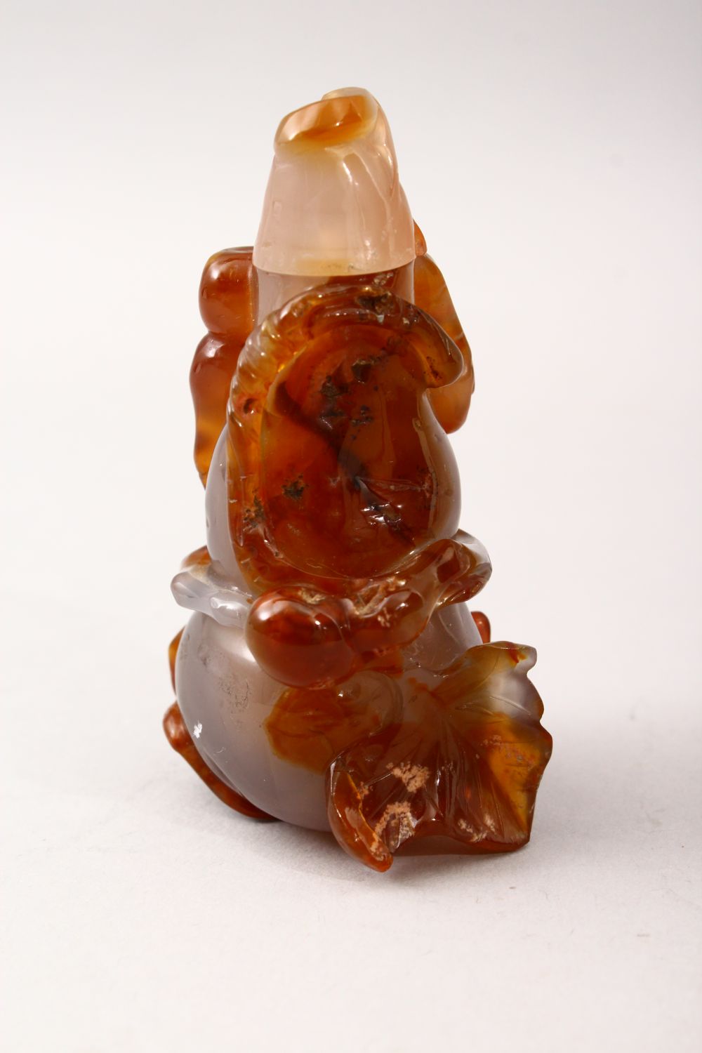 A GOOD 20TH CENTURY CHINESE CARVED AGATE SNUFF BOTTLE, carved in the form of a douoble gours with - Image 4 of 6