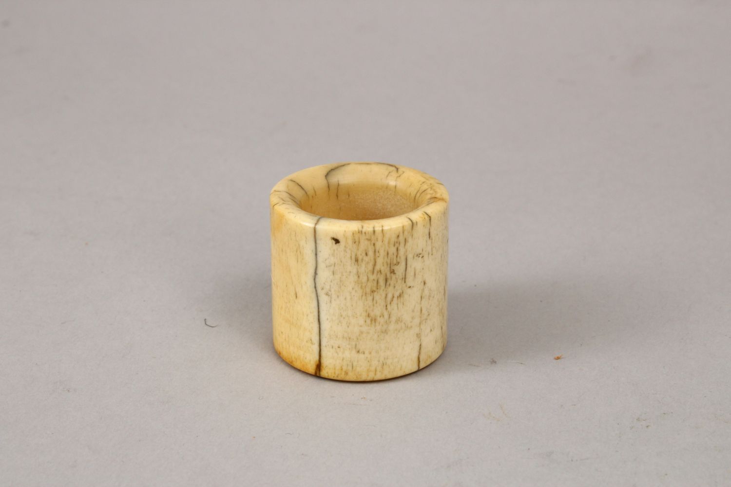 A GOOD 19TH CENTURY CHINESE CARVED IVORY ARCHERS RING, 3cm x 3cm. - Image 2 of 3