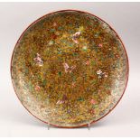 A 19TH / 20TH CENTURY CHINESE FAMILLE ROSE PORCELAIN PLATE, decorated with a brown ground with
