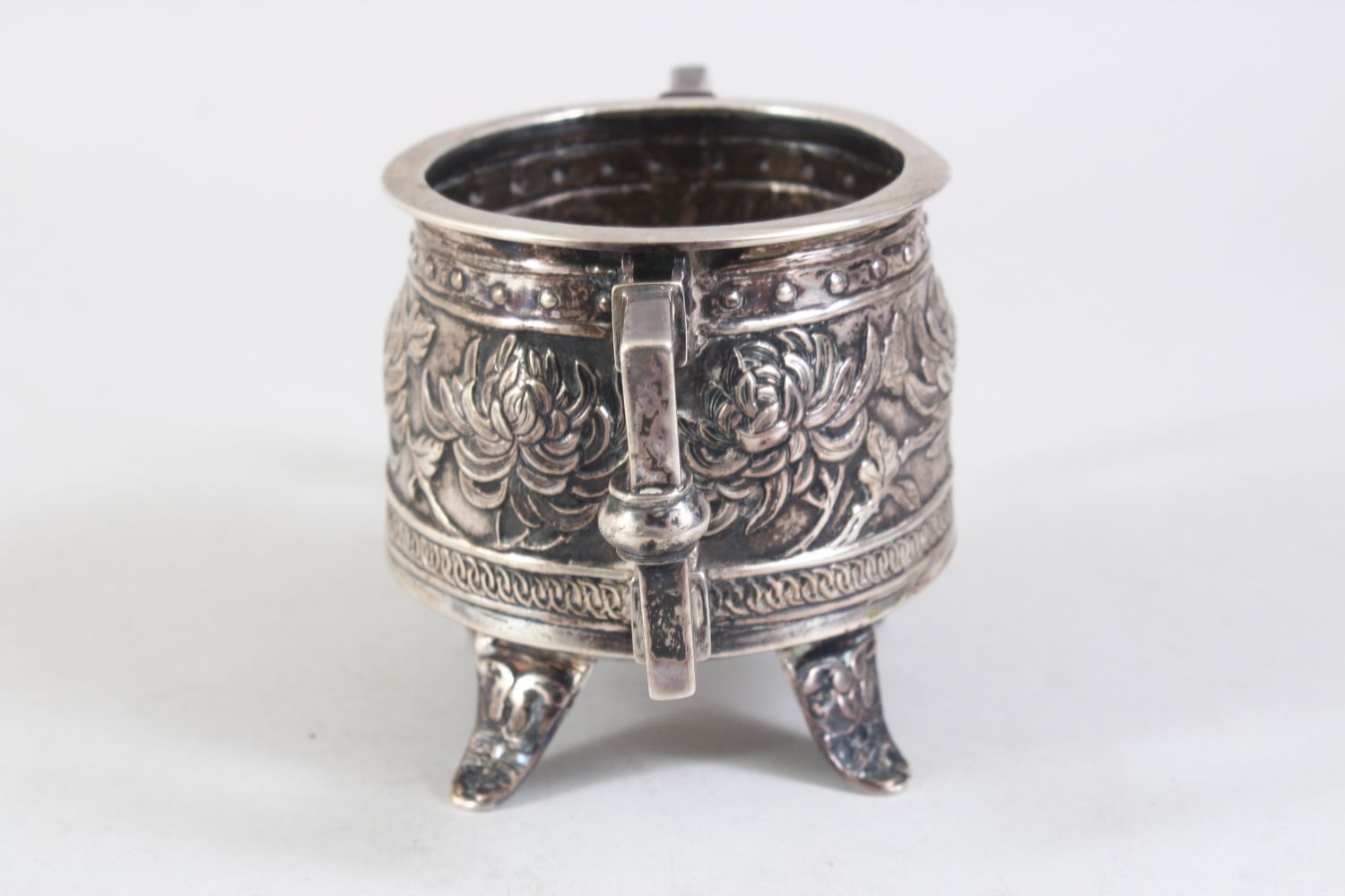 A GOOD 19TH CENTURY CHINESE SOLID SILVER TWIN HANDLED CUP, decorated in archaic style depicting - Image 2 of 7