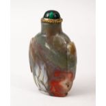 A GOOD 19TH CENTURY CHINESE HARDSTONE / JADE CARVED SNUFF BOTTLE, with a graduating natural