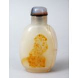 A GOOD 19TH / 20TH CENTURY CHINESE CARVED AGATE SNUFF BOTTLE, the body of the bottle carved with
