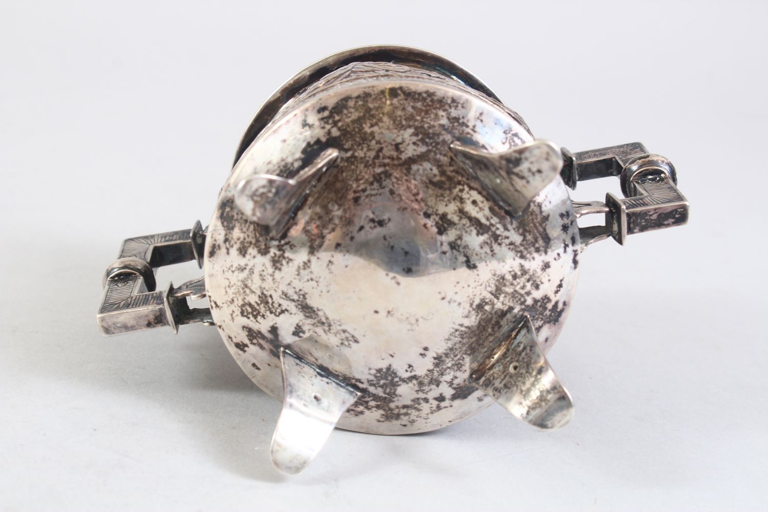 A GOOD 19TH CENTURY CHINESE SOLID SILVER TWIN HANDLED CUP, decorated in archaic style depicting - Image 7 of 7