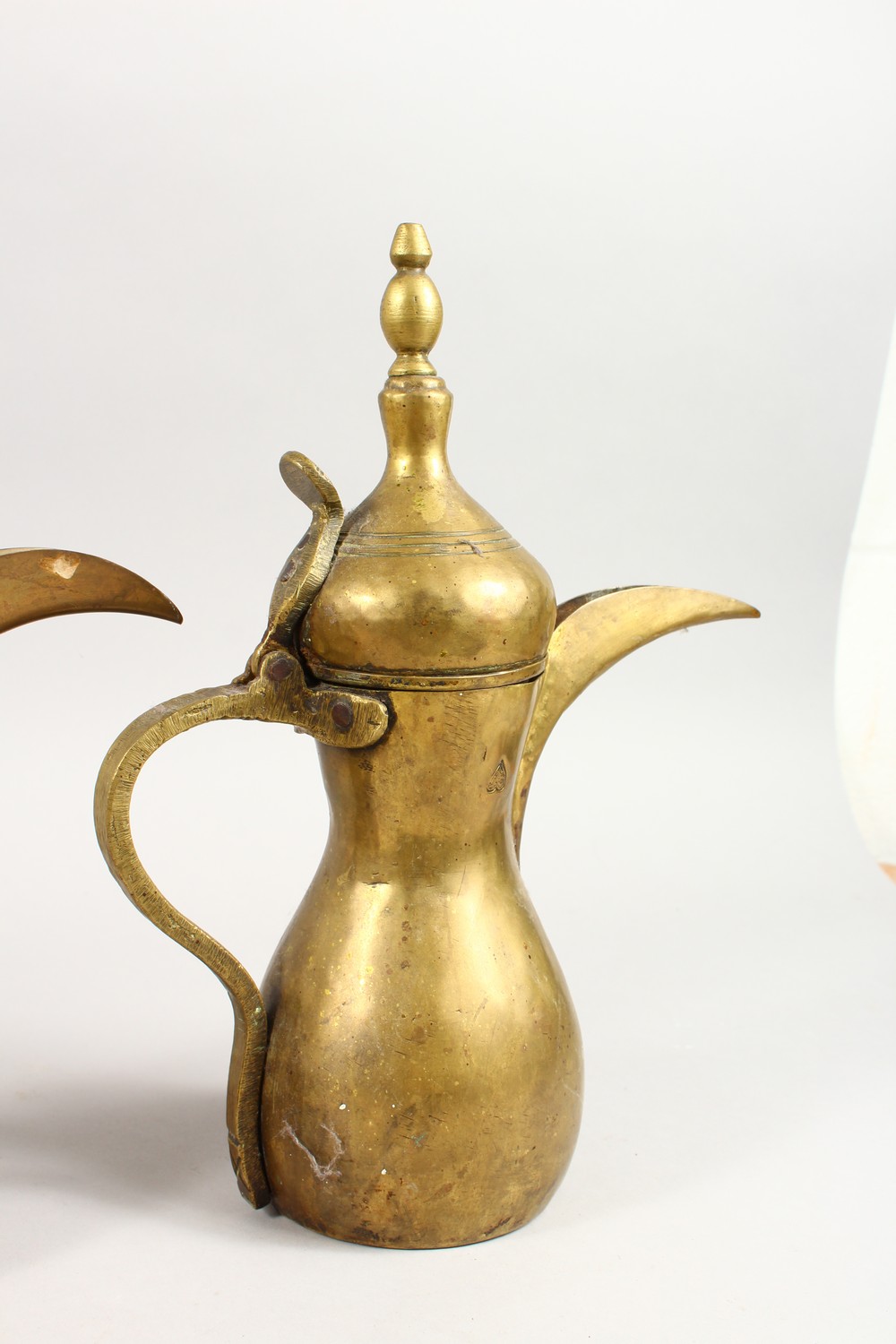 A SET OF THREE ANTIQUE ARABIC BRASS COFFEE POTS SIGNED DALLAH & AN ISLAMIC SILVER INLAID LID, coffee - Image 10 of 15