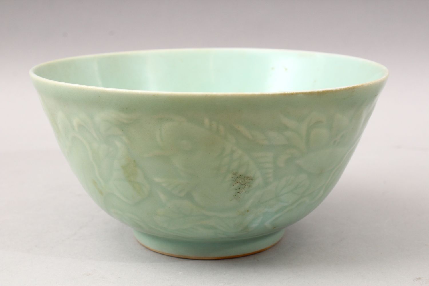 A GOOD 19TH CENTURY CHINESE MOULDED CELADON FISH BOWL, the bowl with moulded decoration depicting - Image 4 of 7