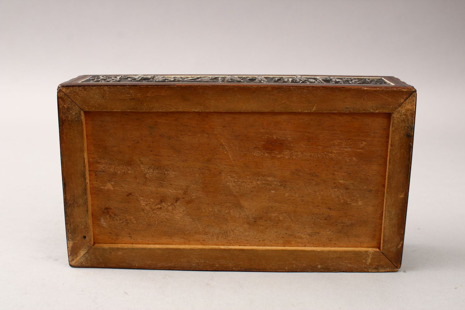 A GOOD IRANIAN SHIRAZ KHATEMI WOODEN & WHITE METAL BOX, the bod with inset white metal embossed - Image 10 of 10