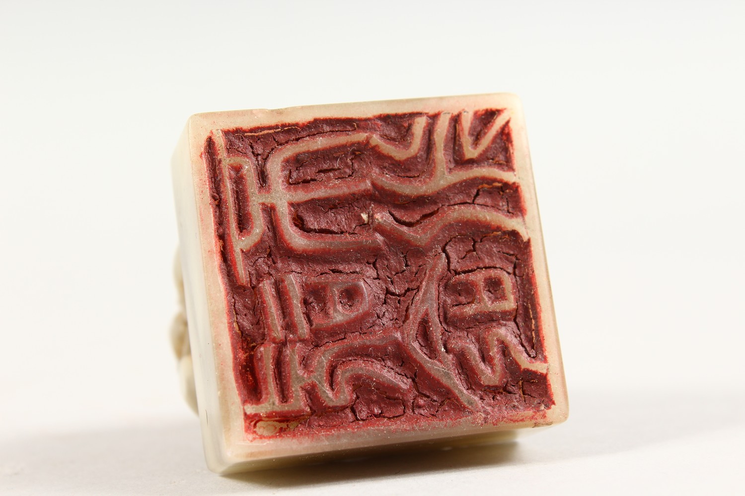 A GOOD 19TH / 20TH CENTURY CHINESE CARVED JADE LION DOG SEAL, the seal carved to depict a seated - Image 7 of 7