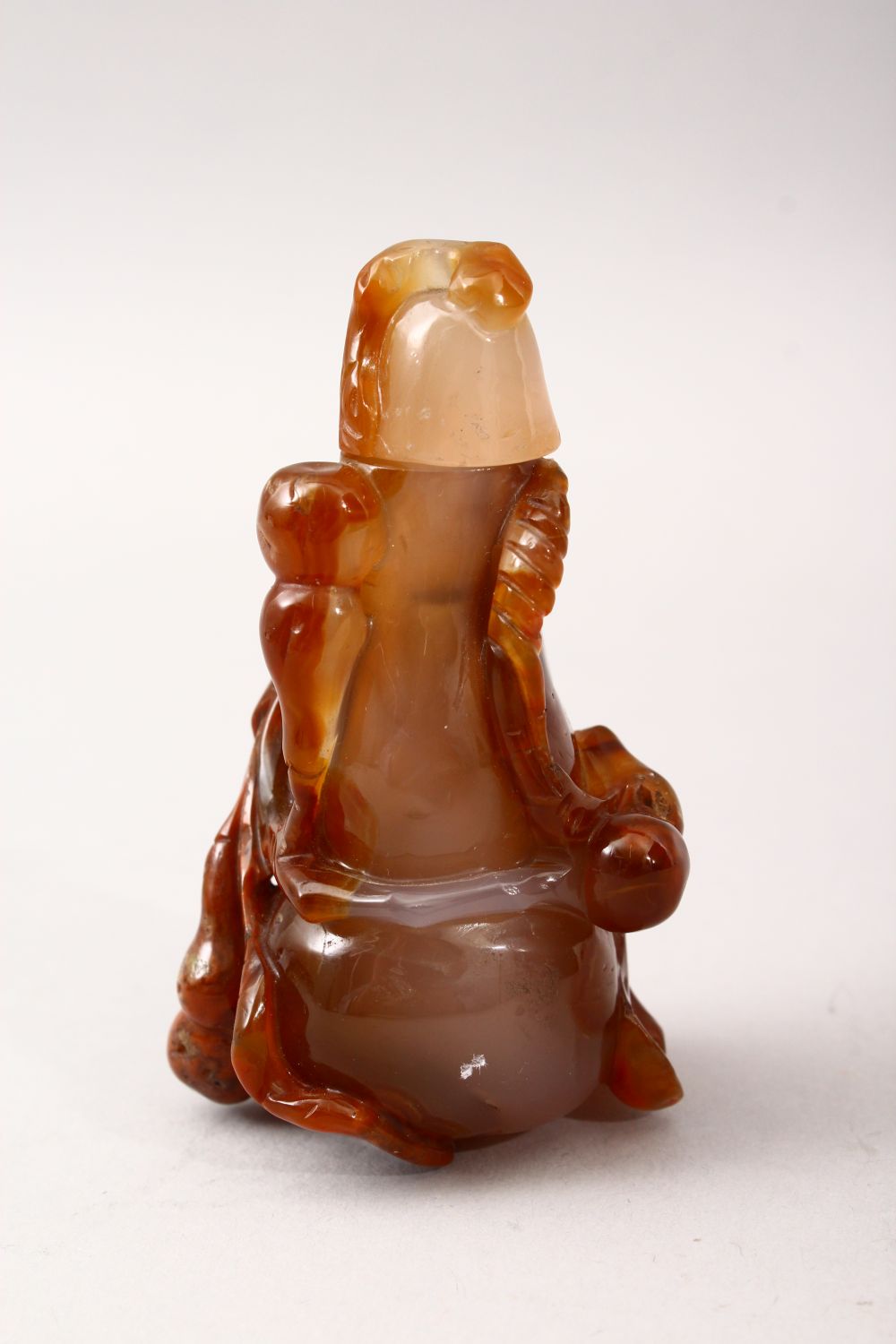 A GOOD 20TH CENTURY CHINESE CARVED AGATE SNUFF BOTTLE, carved in the form of a douoble gours with - Image 3 of 6