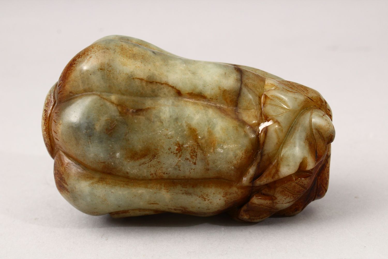 A GOOD 20TH CENTURY CHINESE CARVED JADE BRUSH WASH IN THE FORM OF A FRUIT, 9cm wide. - Image 4 of 4