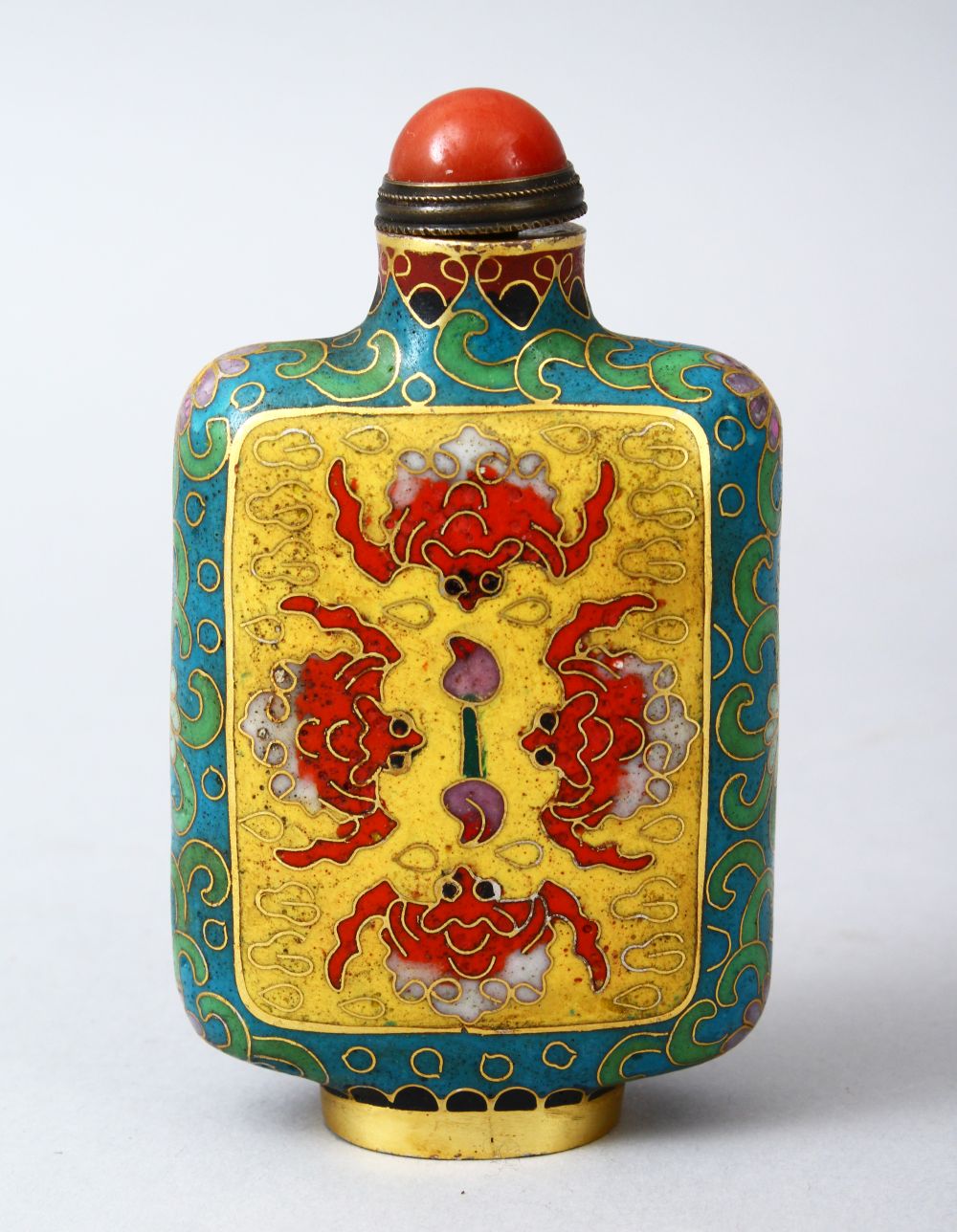 A GOOD CHINESE CLOISONNE ENAMEL SNUFF BOTTLE, the body of the snuff bottle decorated with panel