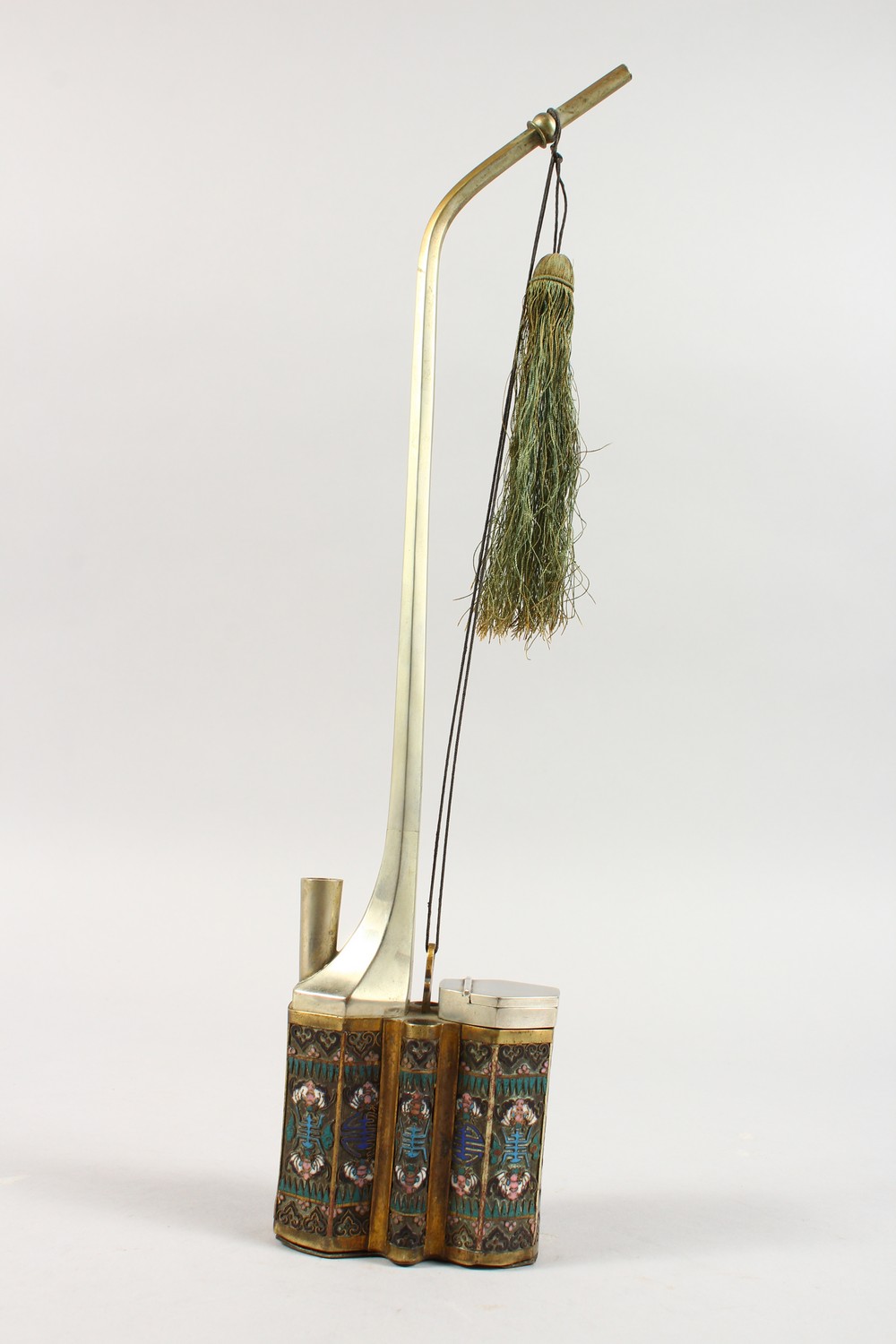 A GOOD 19TH / 20TH CENTURY CHINESE CLOISOINNE SMOKING PIPE, the side with decoration depicting - Image 2 of 9