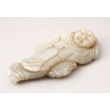 A GOOD 19TH / 20TH CENTURY CHINESE CARVED JADE PENDANT OF A MAN, the carving depicting a stood