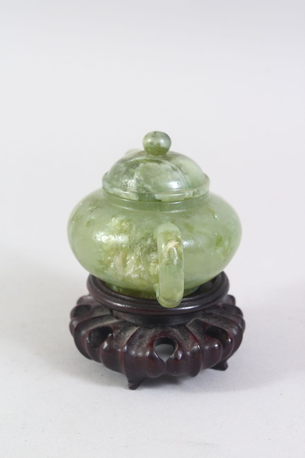 A CHINESE MOTTLED GREEN JADE TEA POT ON PIERCED AND CARVED STAND, 10cm wide. - Image 4 of 6