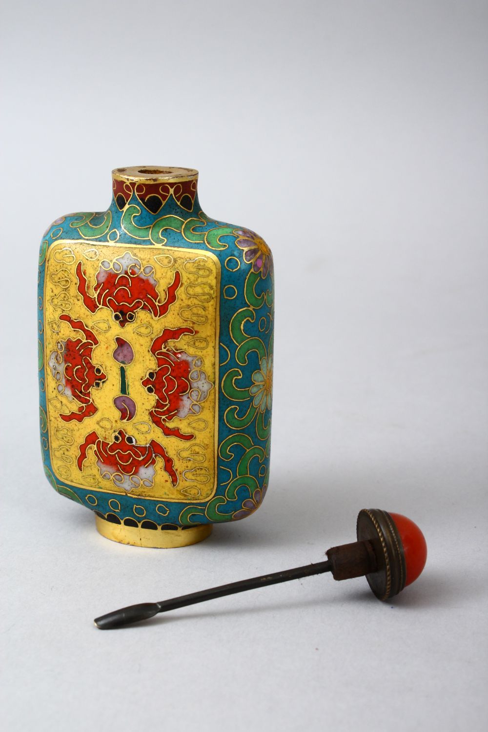 A GOOD CHINESE CLOISONNE ENAMEL SNUFF BOTTLE, the body of the snuff bottle decorated with panel - Image 5 of 6