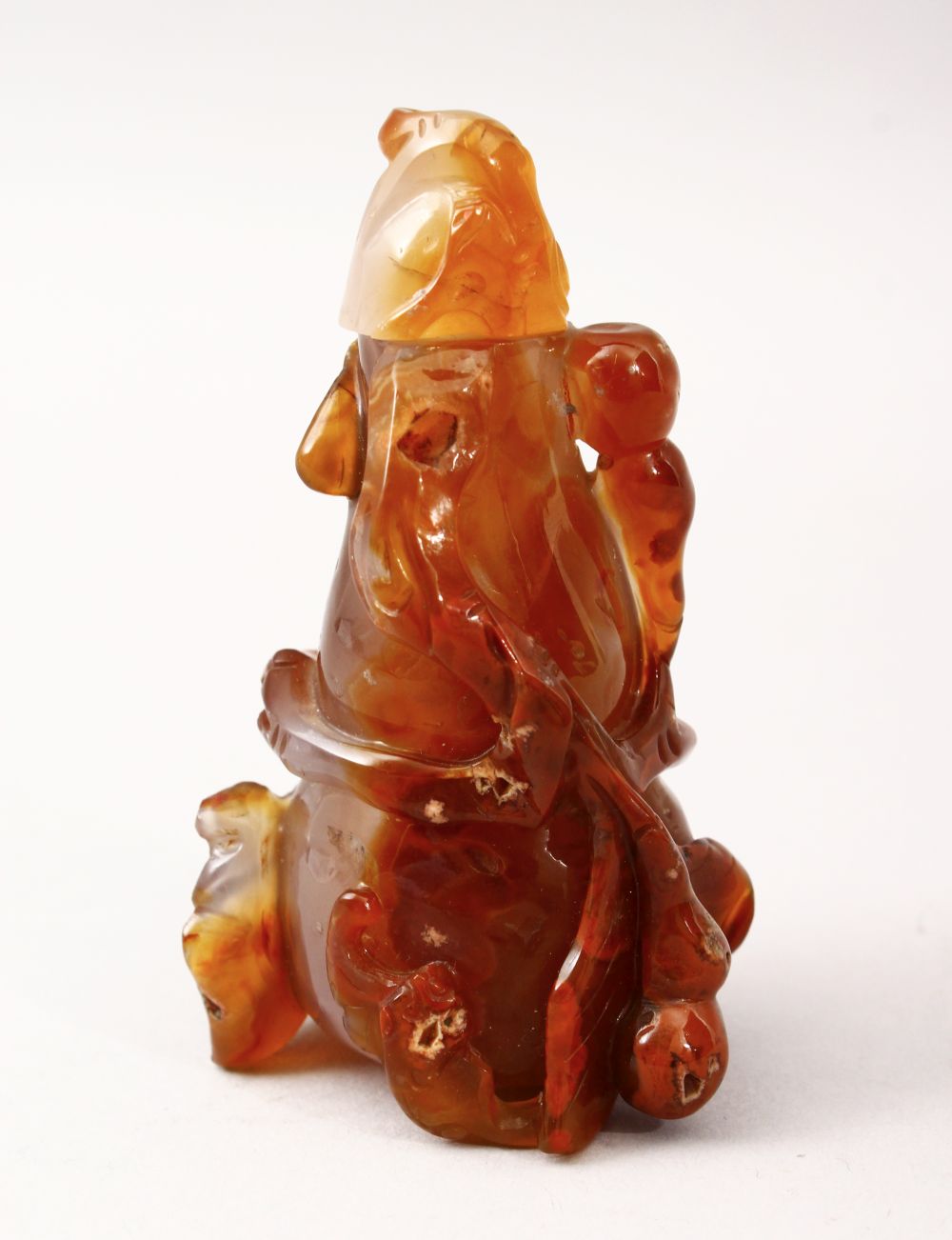A GOOD 20TH CENTURY CHINESE CARVED AGATE SNUFF BOTTLE, carved in the form of a douoble gours with