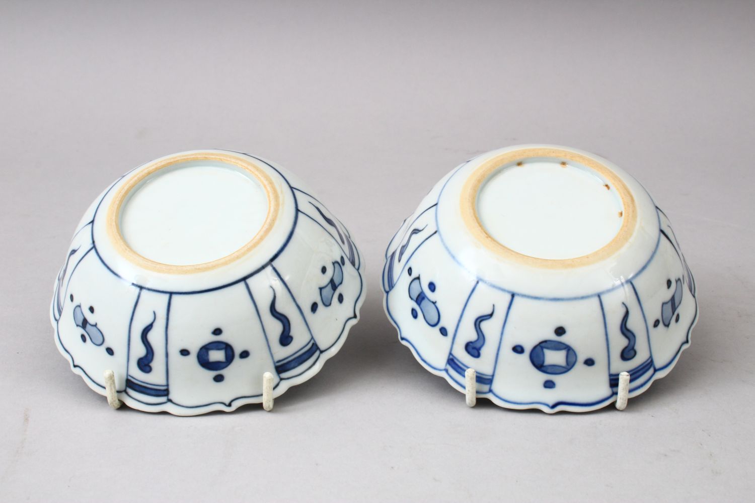 A GOOD PAIR OF CHINESE MING STYLE BLUE & WHITE PORCELAIN BOWLS, decorated with fish & horse, fruit - Image 6 of 6