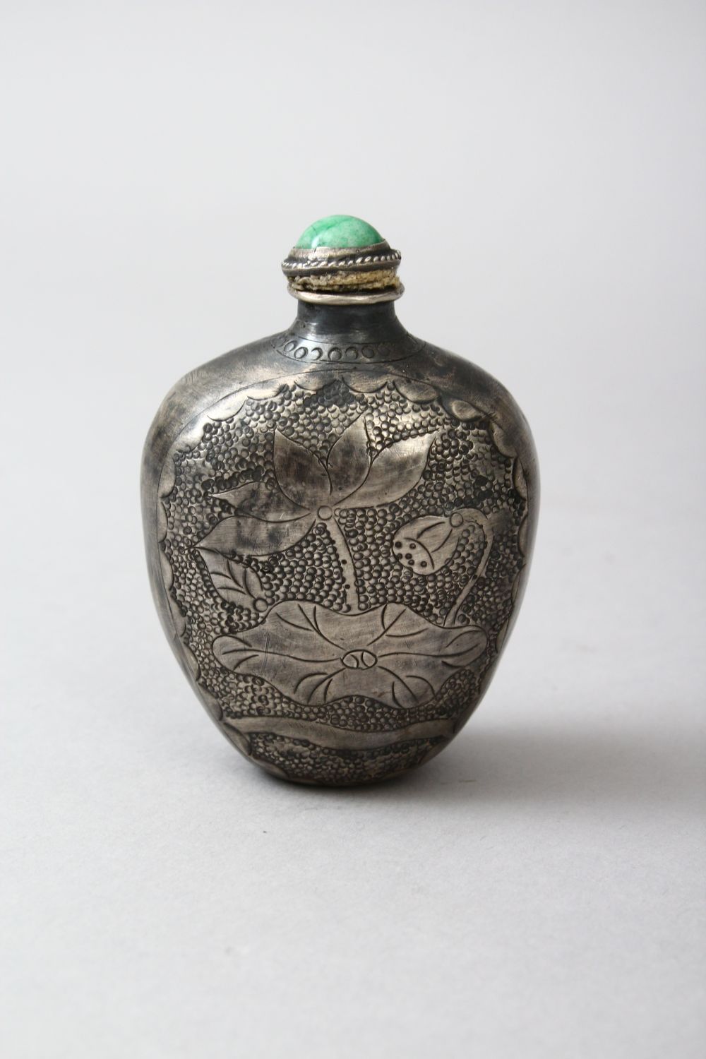 A GOOD CHINESE SILVER LOTUS CARVED SNUFF BOTTLE- SIGNED, the bottle with carved decoration depicting - Image 2 of 4