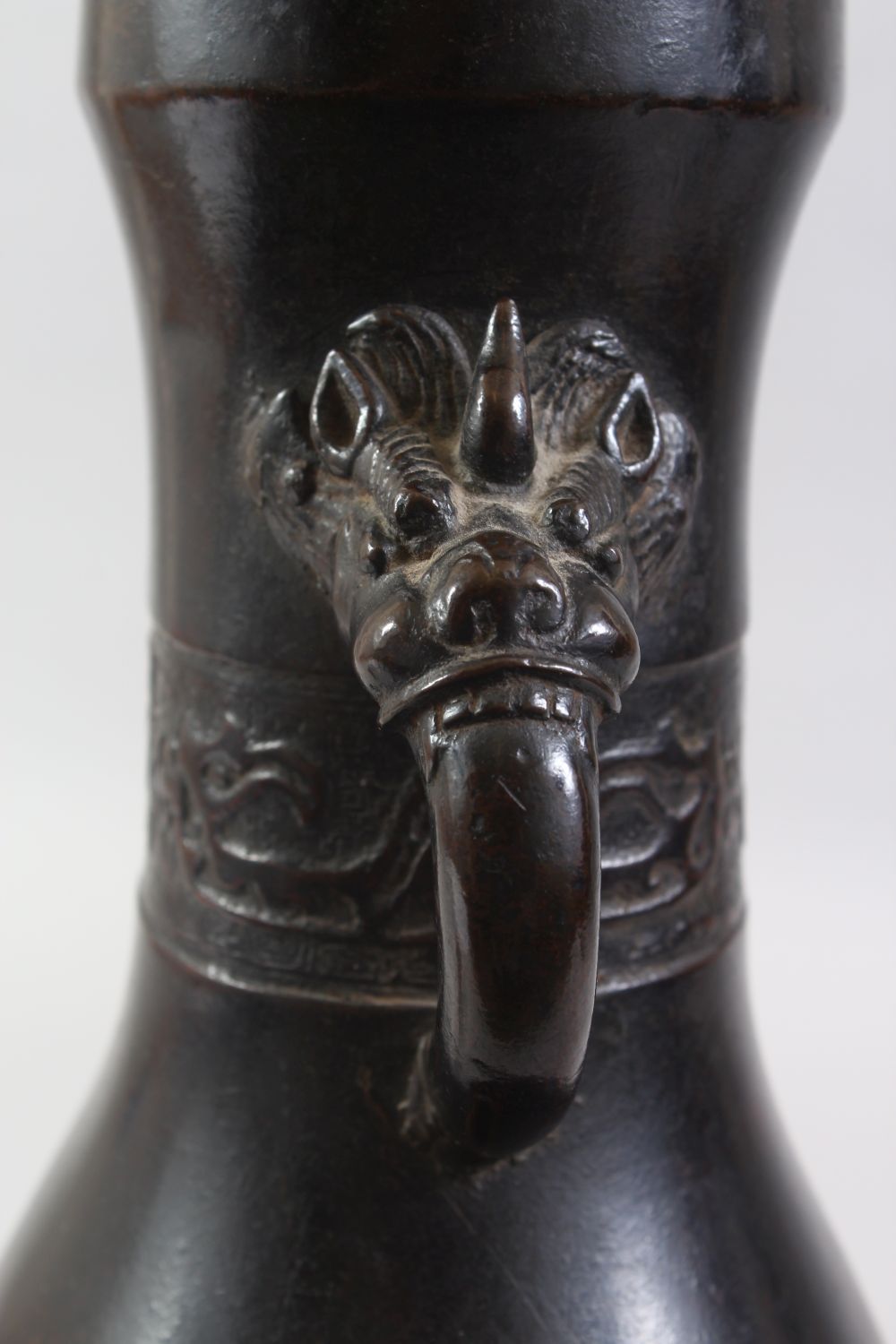 A GOOD 18TH / 19TH CENTURY CHINESE BRONZE TWIN HANDLED VASE, of fluttered ovoid form, dragon head - Image 4 of 7