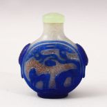 A GOOD 19TH / 20TH CENTURY CHINESE GLASS OVERLAY SNUFF BOTTLE, the bottle formed from frosted