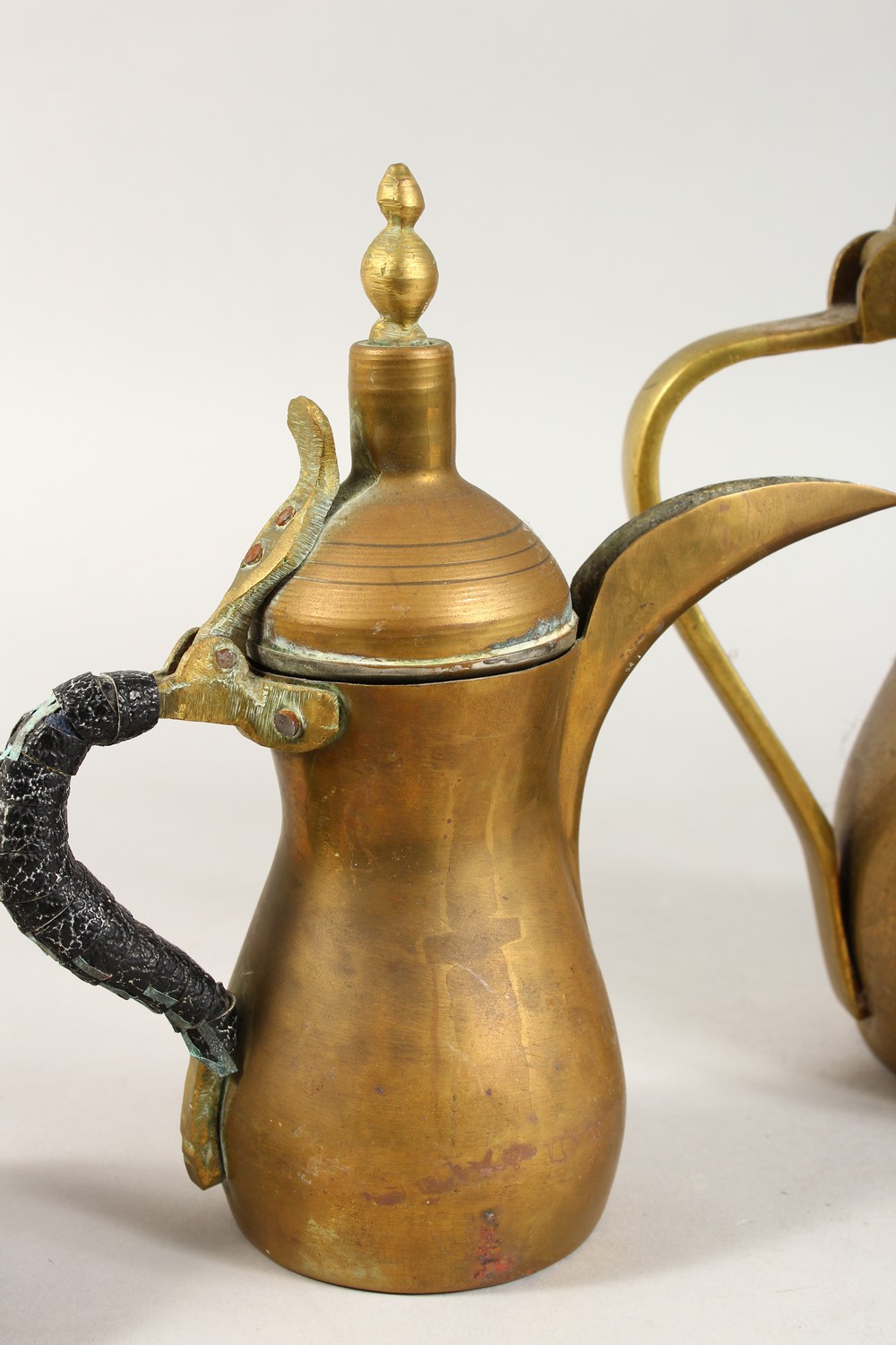 A SET OF THREE ANTIQUE ARABIC BRASS COFFEE POTS SIGNED DALLAH & AN ISLAMIC SILVER INLAID LID, coffee - Image 8 of 15