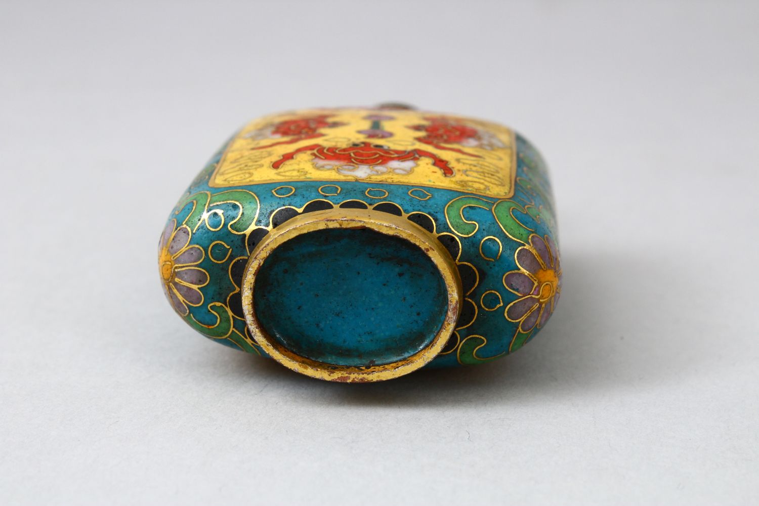 A GOOD CHINESE CLOISONNE ENAMEL SNUFF BOTTLE, the body of the snuff bottle decorated with panel - Image 6 of 6