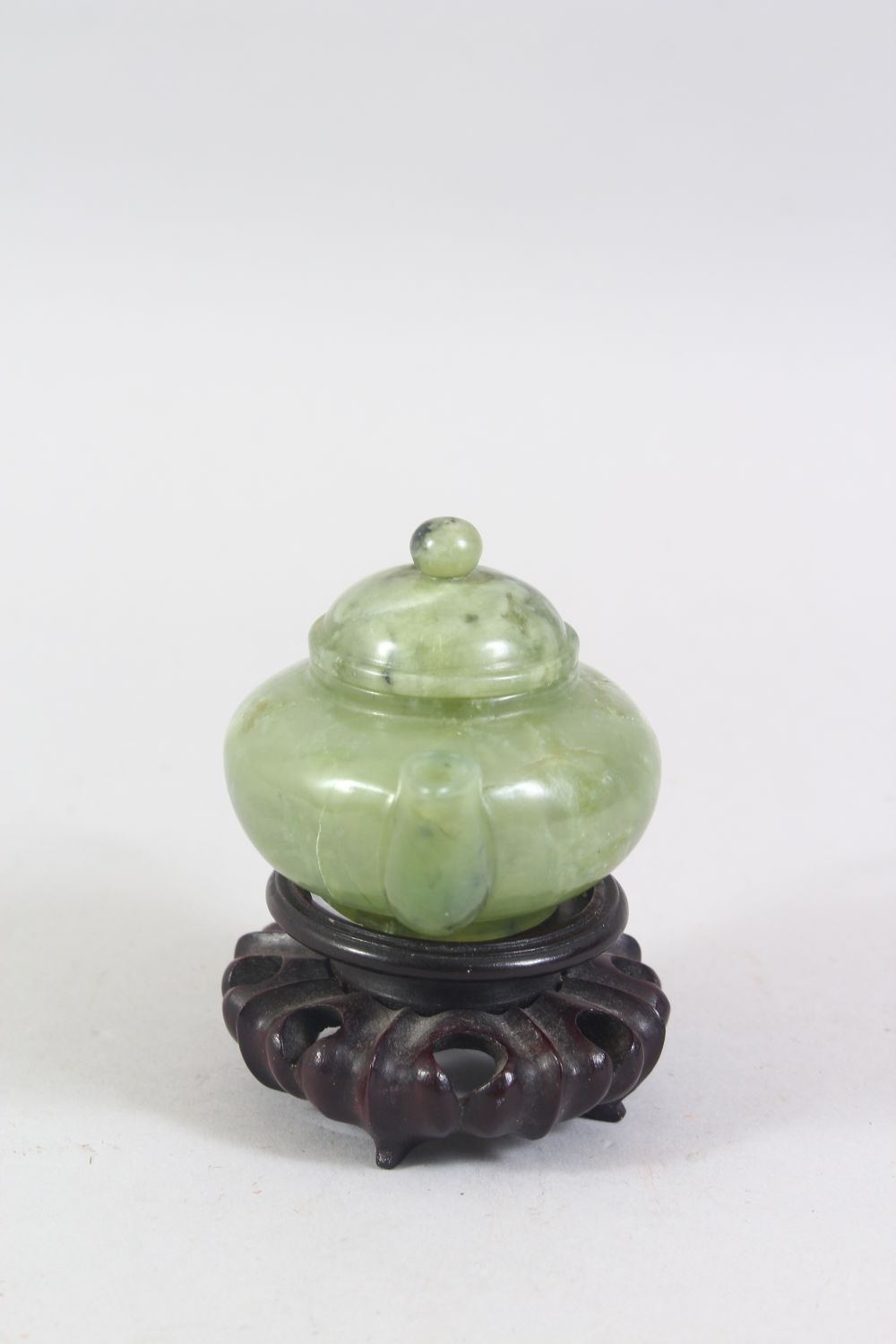 A CHINESE MOTTLED GREEN JADE TEA POT ON PIERCED AND CARVED STAND, 10cm wide. - Image 2 of 6