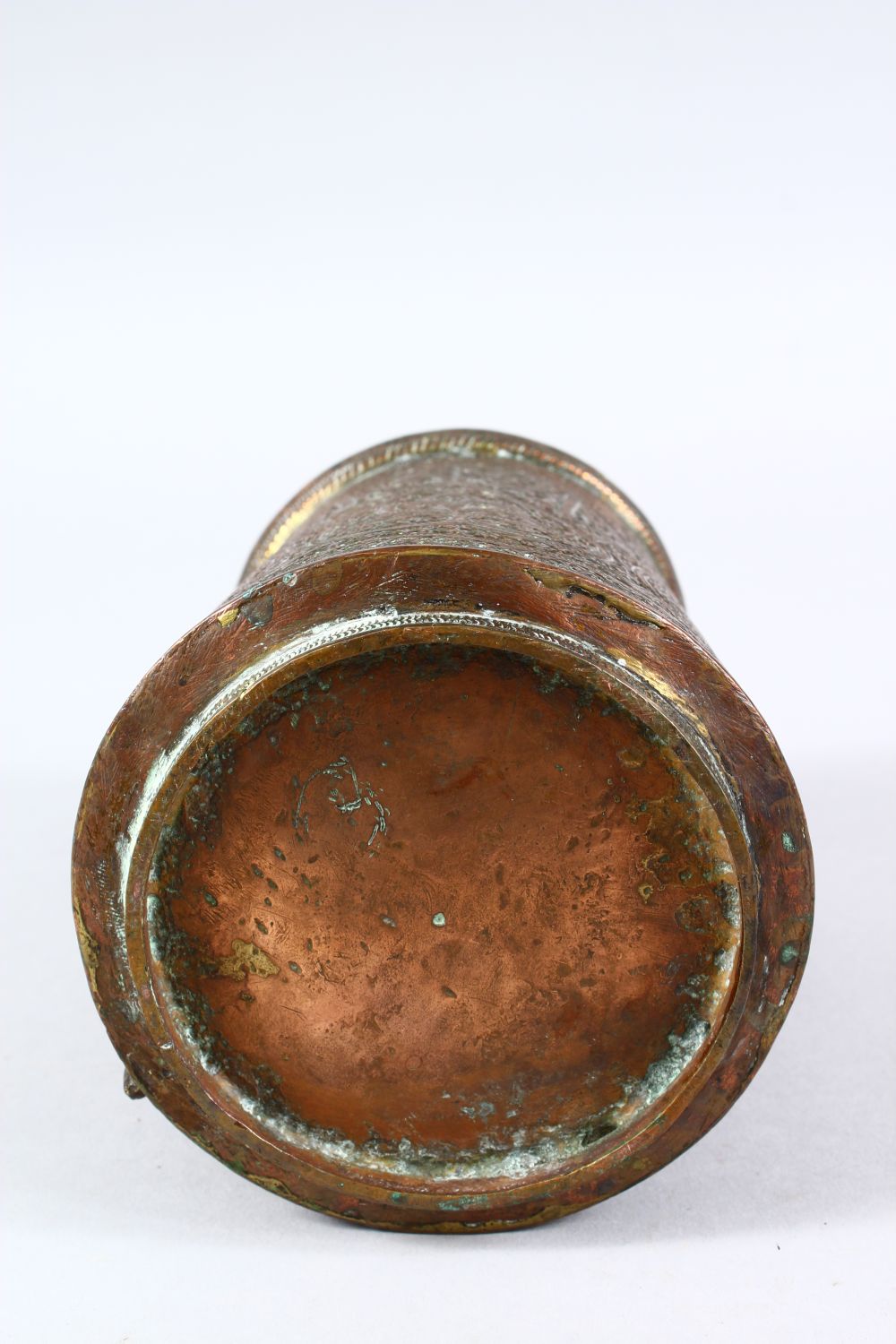 A 19TH CENTURY OR EARLIER INDO PERSIAN COPPERED BRASS SPOUTED JUG, with chased floral motiv - Image 5 of 5