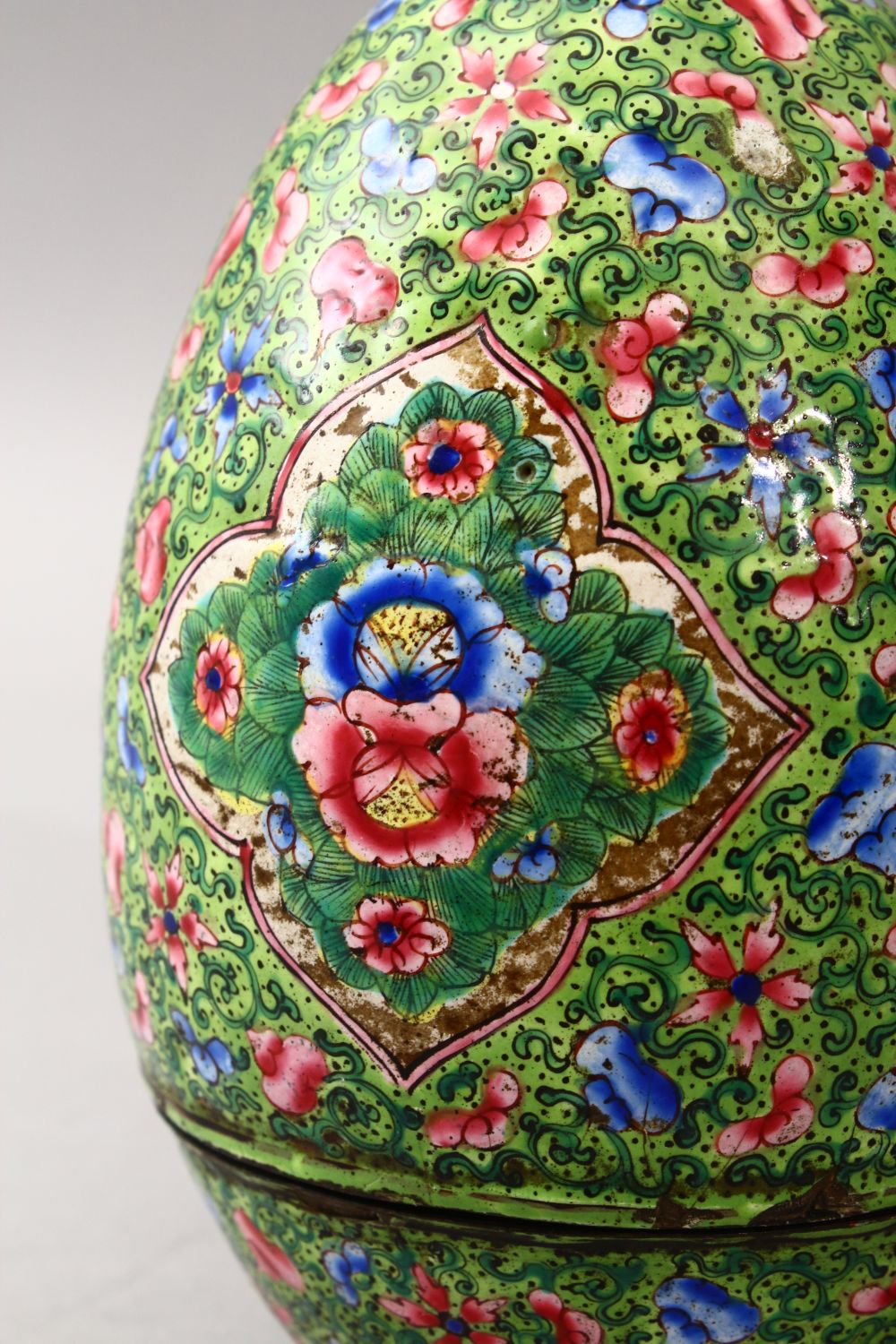 A GOOD 19TH CENTURY CHINESE CANTON ENAMEL EGG, the egg with a green ground with floral panel - Image 3 of 4