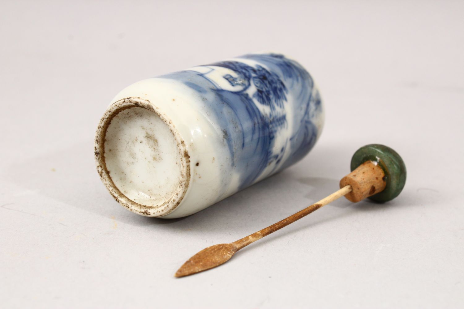 A GOOD 19TH CENTURY CHINESE BLUE & WHITE PORCELAIN SNUFF BOTTLE, Adecorated with scenes of - Image 4 of 4