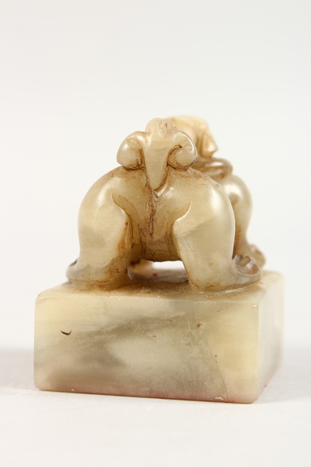 A GOOD 19TH / 20TH CENTURY CHINESE CARVED JADE LION DOG SEAL, the seal carved to depict a seated - Image 4 of 7