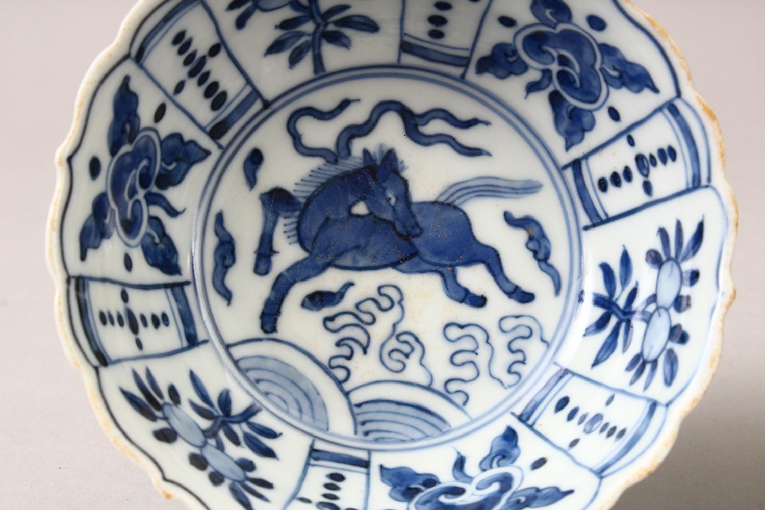 A GOOD PAIR OF CHINESE MING STYLE BLUE & WHITE PORCELAIN BOWLS, decorated with fish & horse, fruit - Image 4 of 6