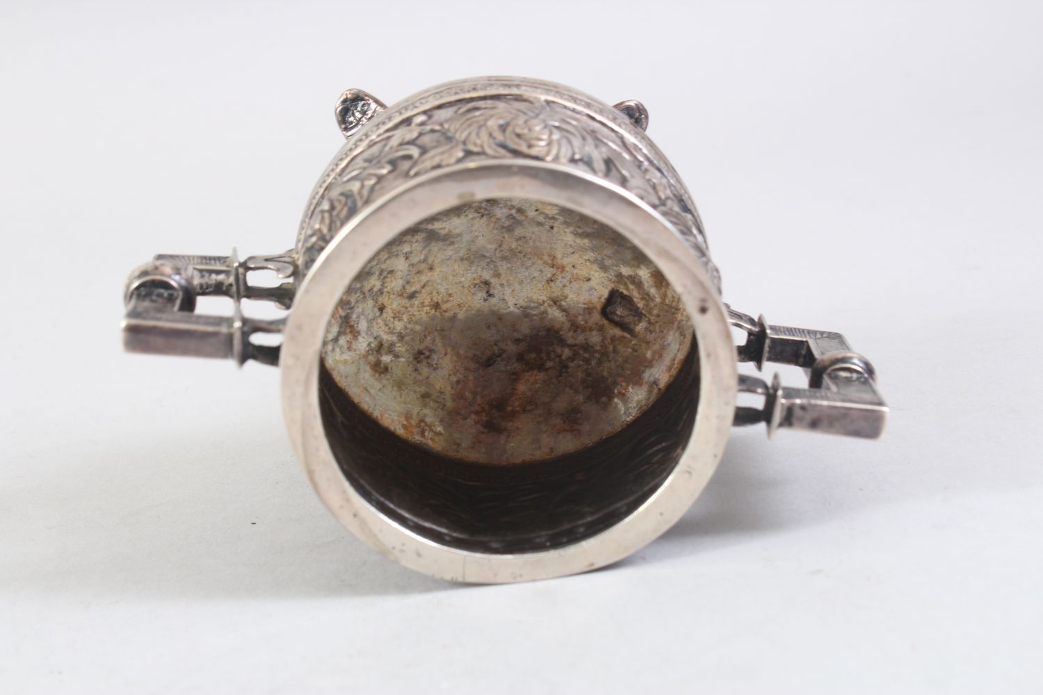 A GOOD 19TH CENTURY CHINESE SOLID SILVER TWIN HANDLED CUP, decorated in archaic style depicting - Image 6 of 7