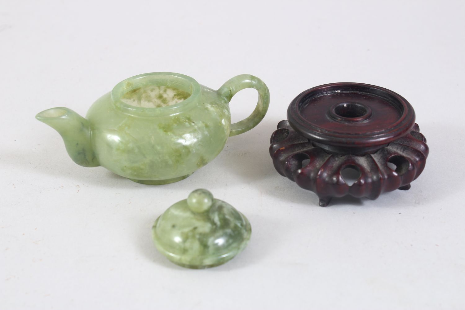 A CHINESE MOTTLED GREEN JADE TEA POT ON PIERCED AND CARVED STAND, 10cm wide. - Image 5 of 6