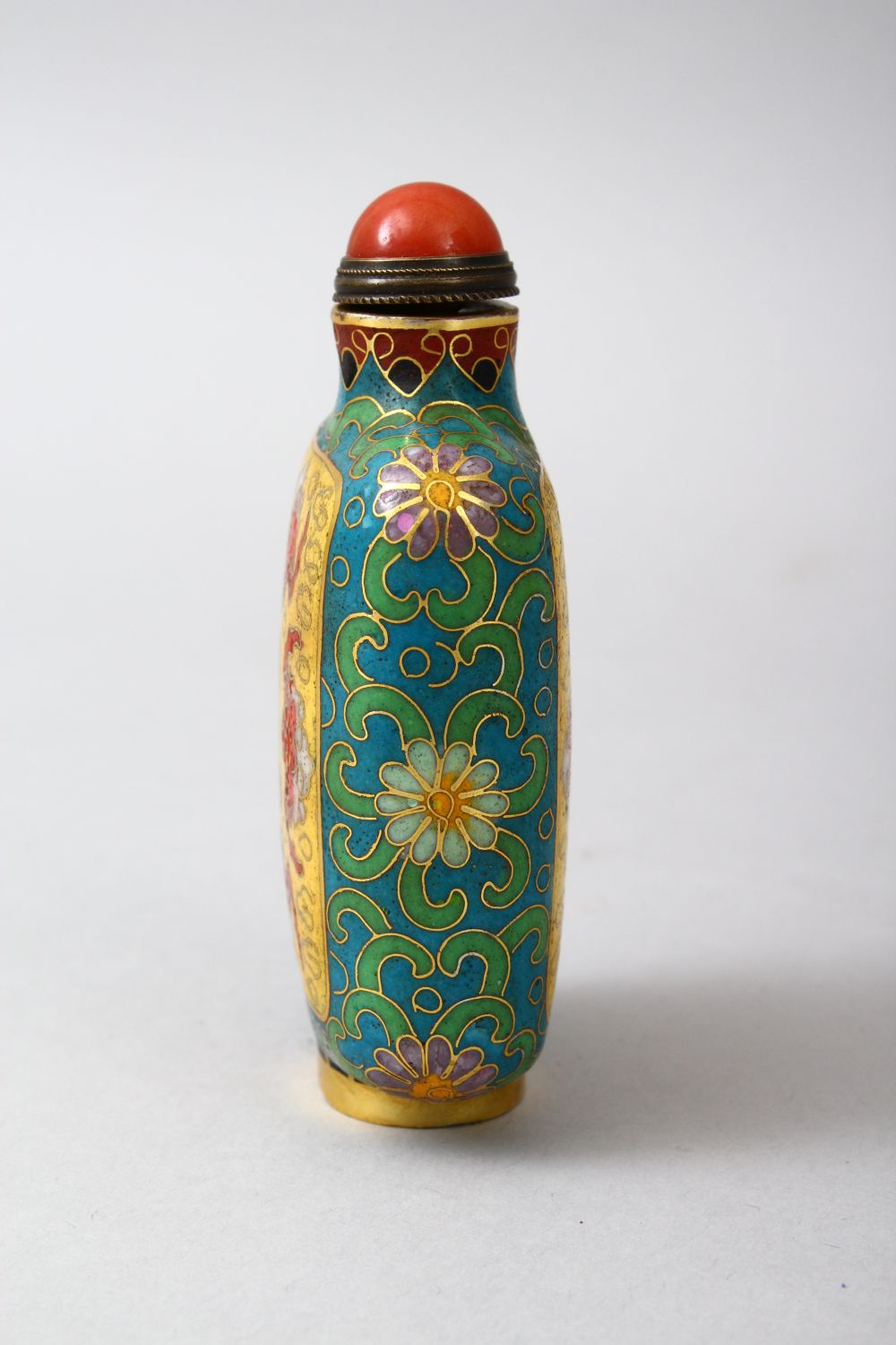 A GOOD CHINESE CLOISONNE ENAMEL SNUFF BOTTLE, the body of the snuff bottle decorated with panel - Image 4 of 6