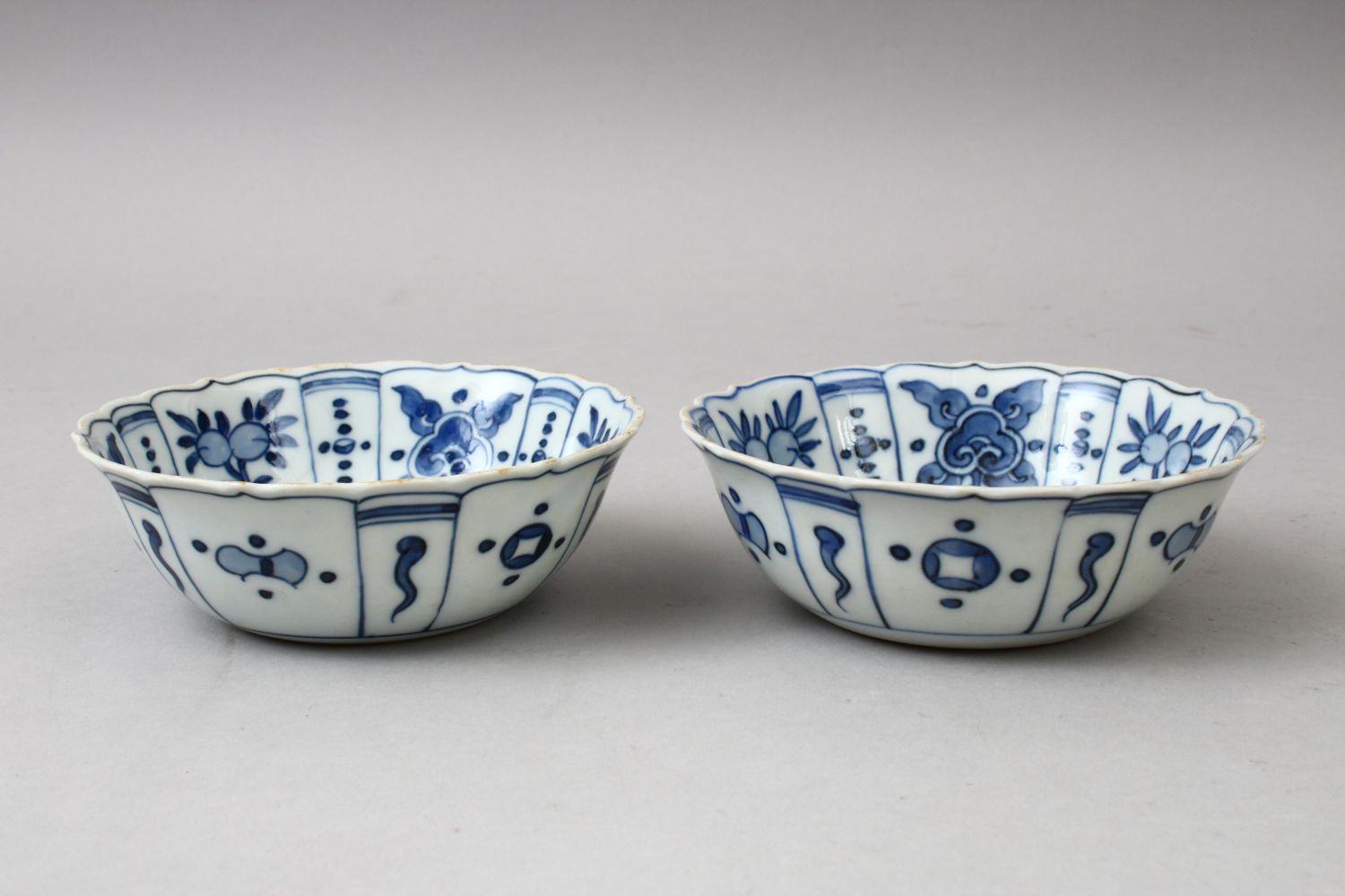 A GOOD PAIR OF CHINESE MING STYLE BLUE & WHITE PORCELAIN BOWLS, decorated with fish & horse, fruit - Image 2 of 6