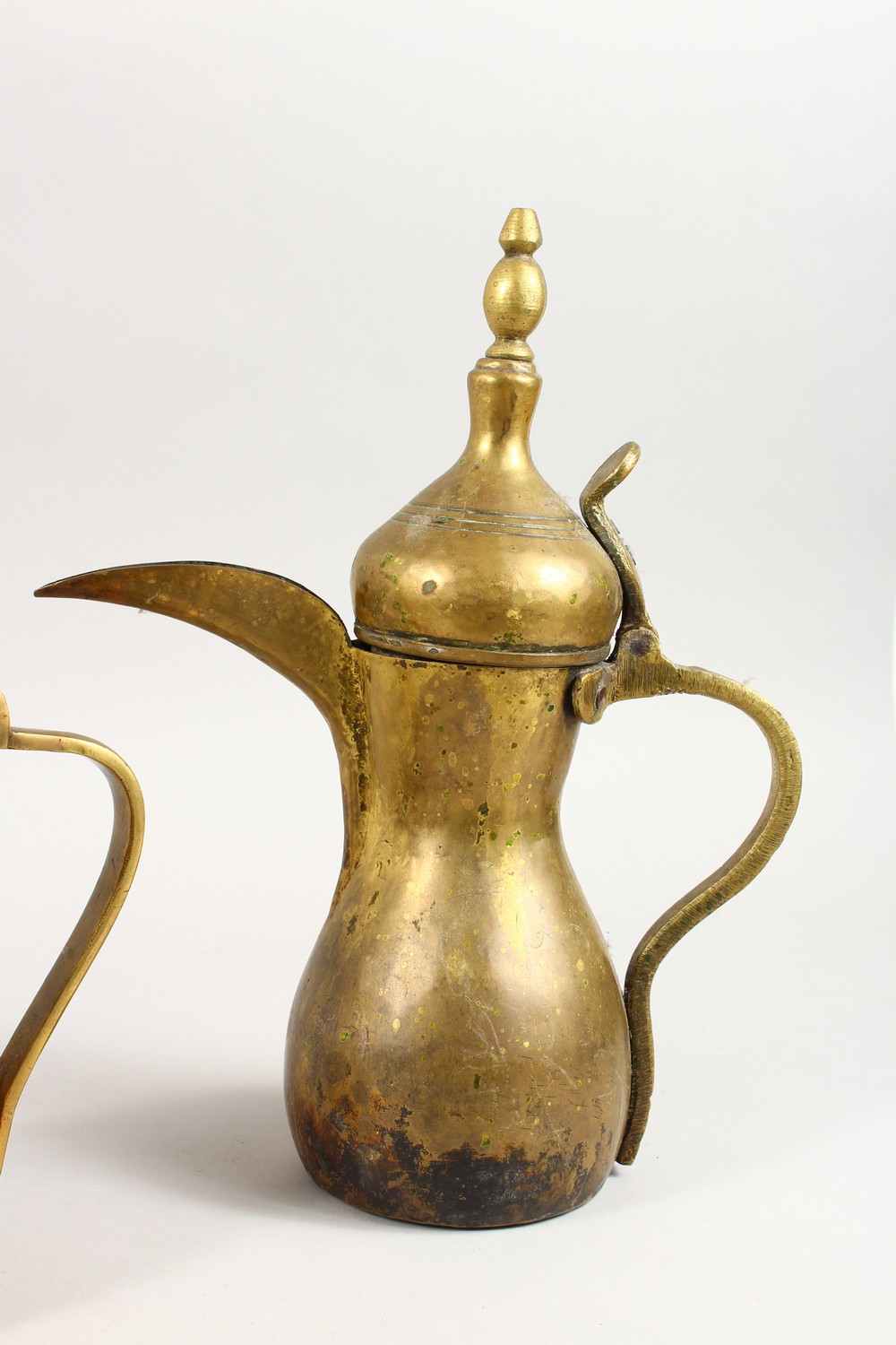 A SET OF THREE ANTIQUE ARABIC BRASS COFFEE POTS SIGNED DALLAH & AN ISLAMIC SILVER INLAID LID, coffee - Image 5 of 15